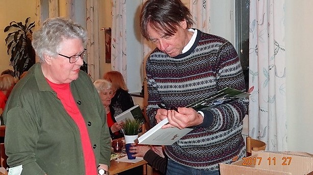 Håkan Olsén signerar sin bok Upptäck Dalarna
